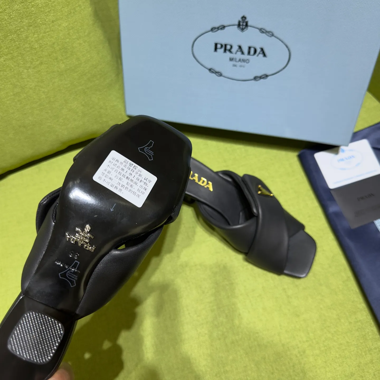 👟👟Ex-factory price 540👟👟 Prada 25ss new style for early spring🔥🔥✨ 🌟 Recommended by major bloggers in Xiaohongshu, developed 1-1 to highlight classic charm. Open molded outsole. Imported mixed breed sheep lining. This sandal embodies a modern design with Nappa leather, a soft-touch padding that accentuates the silhouette. Decorated with an enameled triangle metal logo for added recognition. Enamel-coated metal triangle logo Leather sole decorated with metal letter logo Lacquered heel, height 65 mm Size: 35 to 42 (40-42 customized, non-refundable)